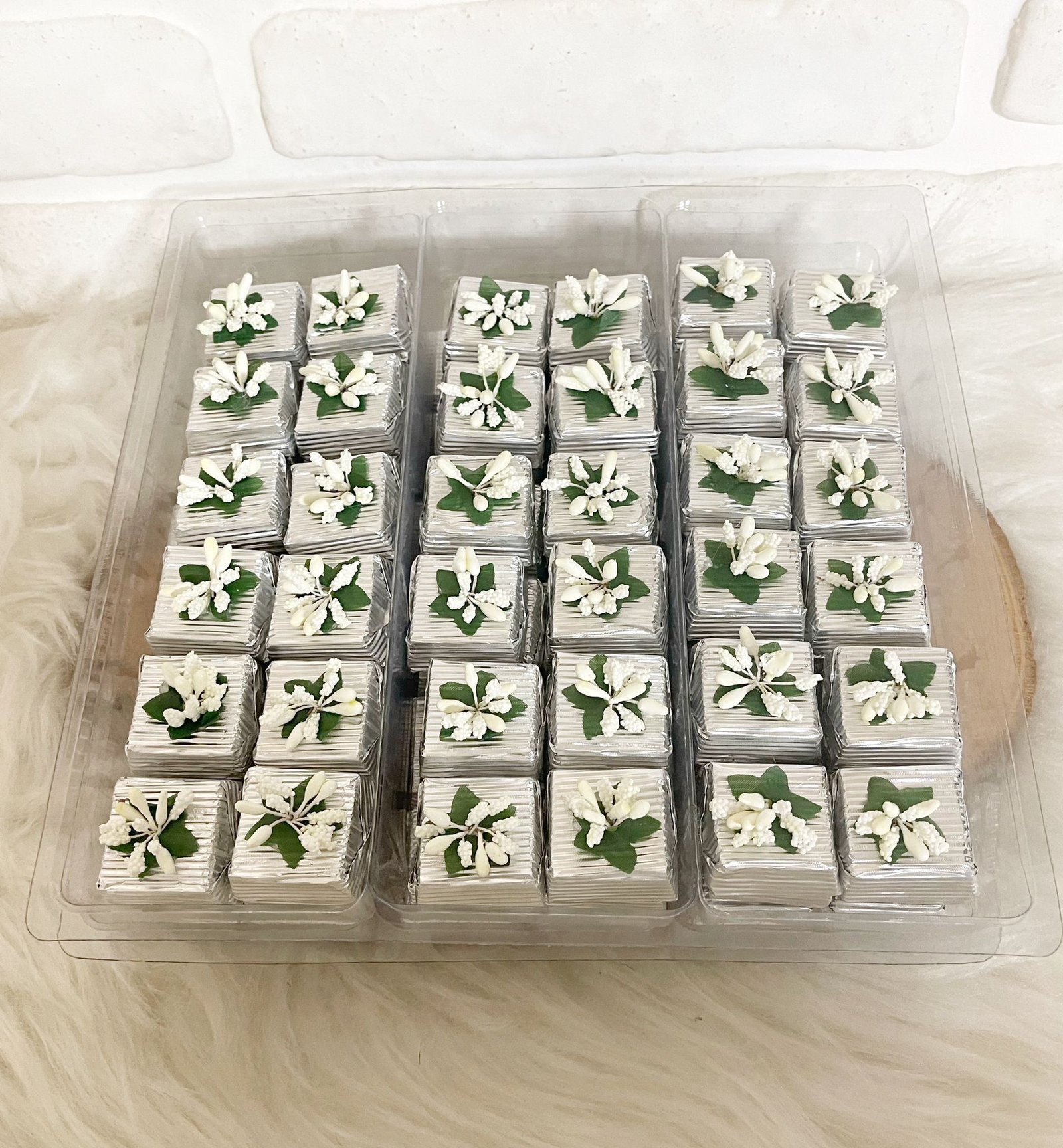 Gümüş Çiçek Dekorlu