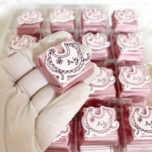 Pembe Geniş Önlüklü Dekorlu Çikolata