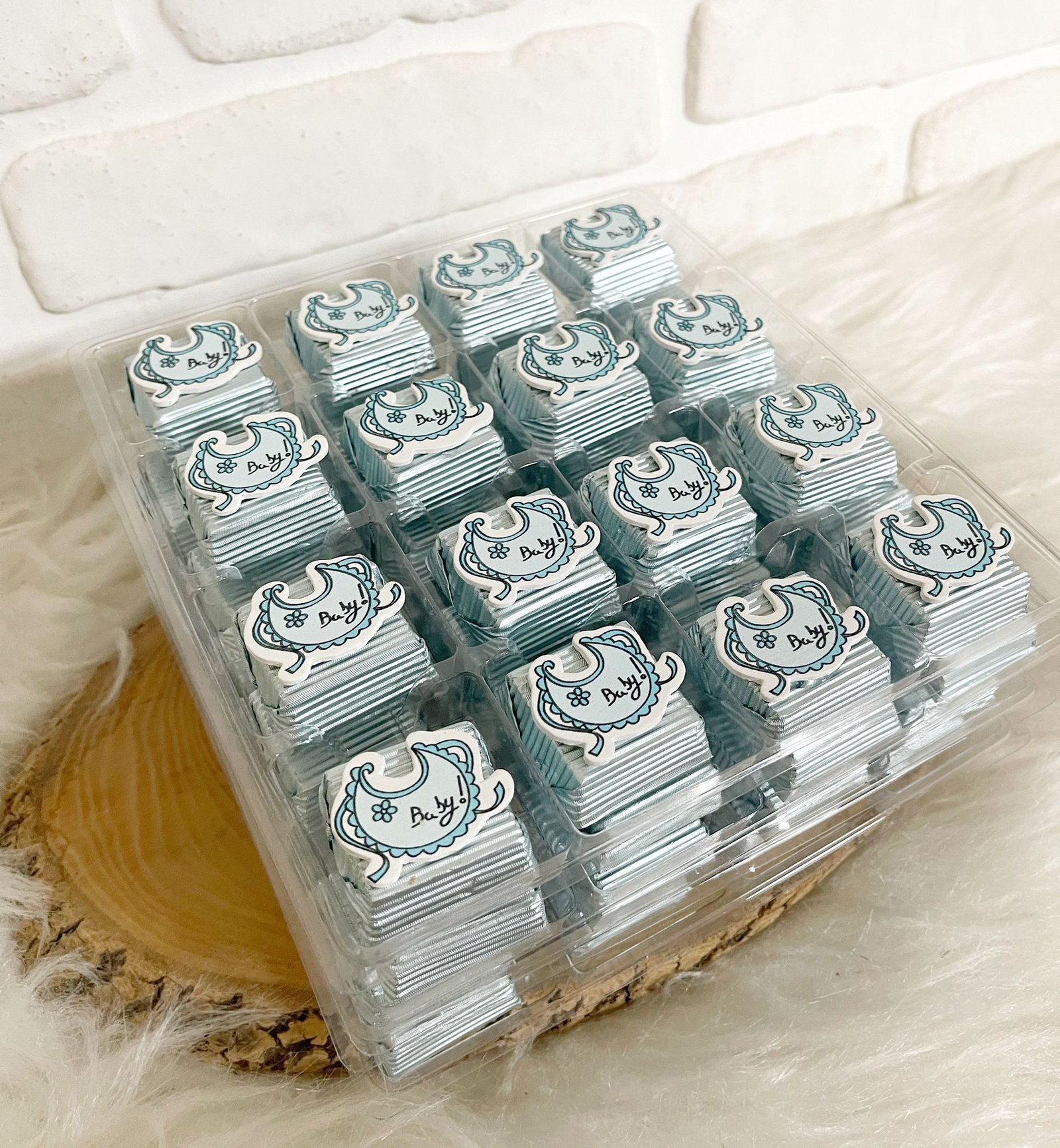 Mavi Bebek Önlüğü Dekorlu Çikolata - Görsel 3