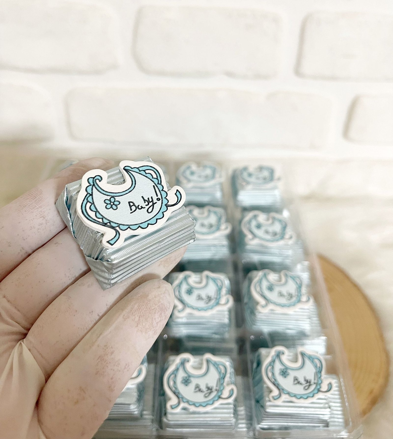 Mavi Bebek Önlüğü Dekorlu Çikolata - Görsel 4