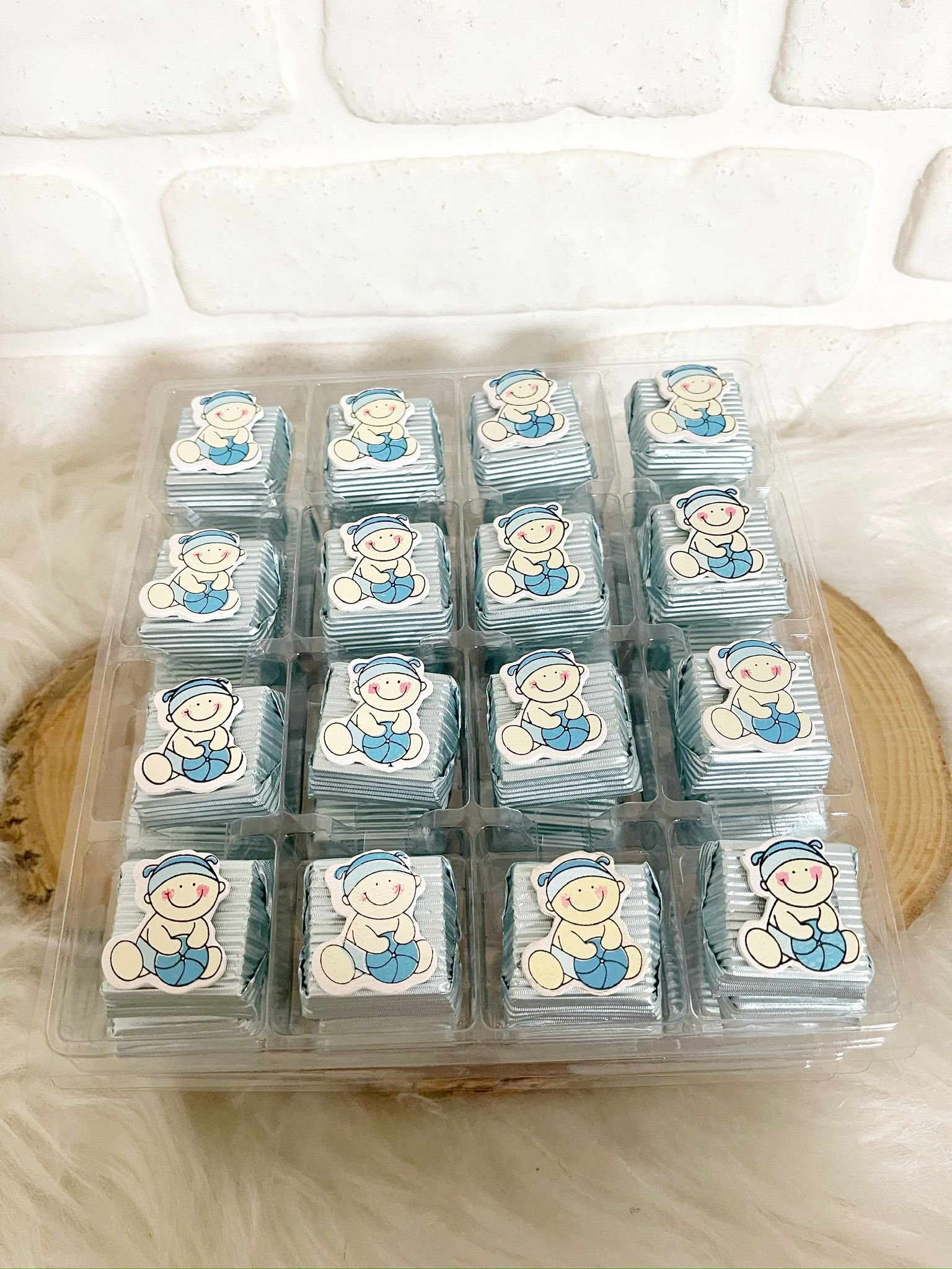 Mavi Top Tutan Bebek Dekorlu Çikolata