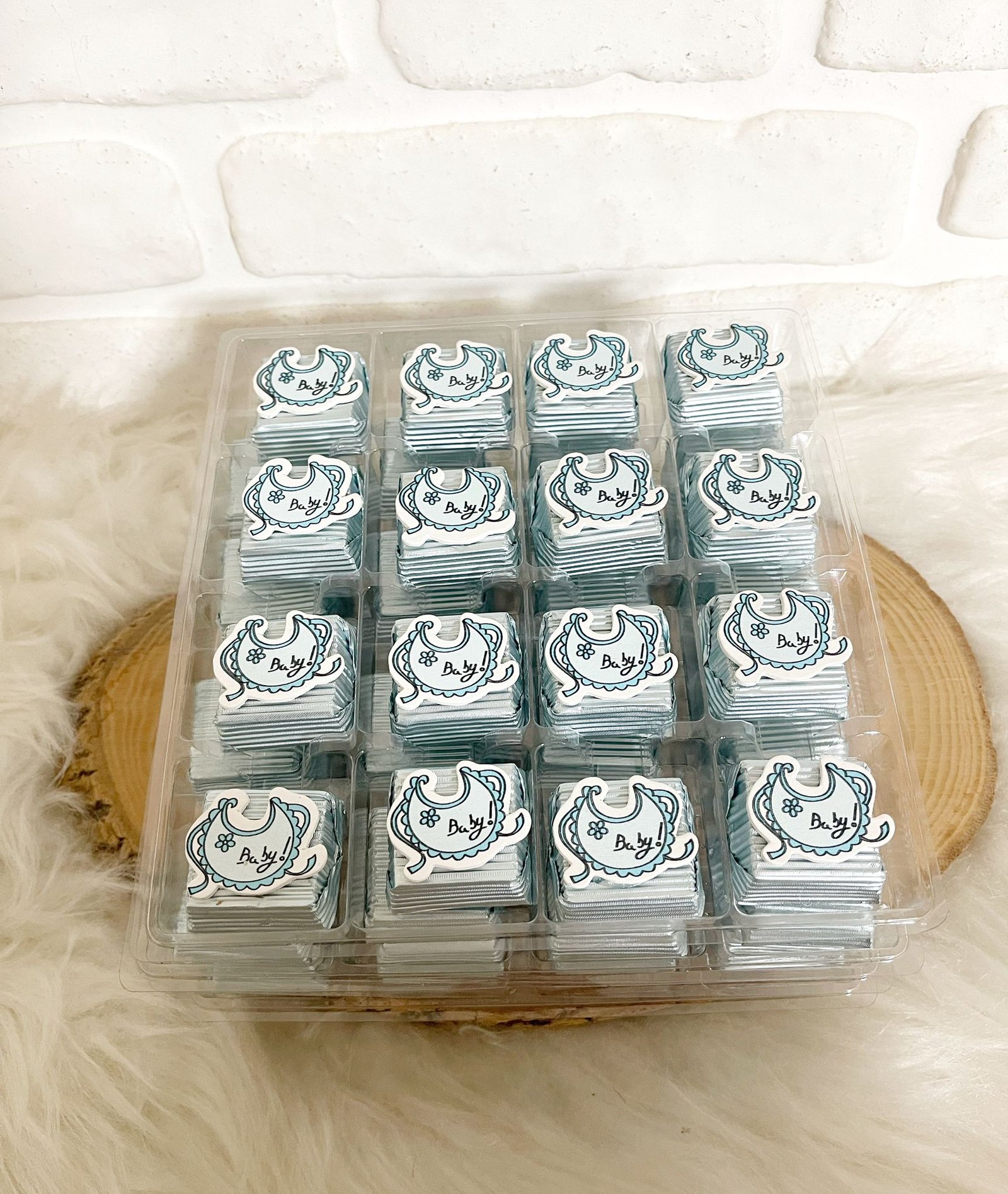 Mavi Bebek Önlüğü Dekorlu Çikolata