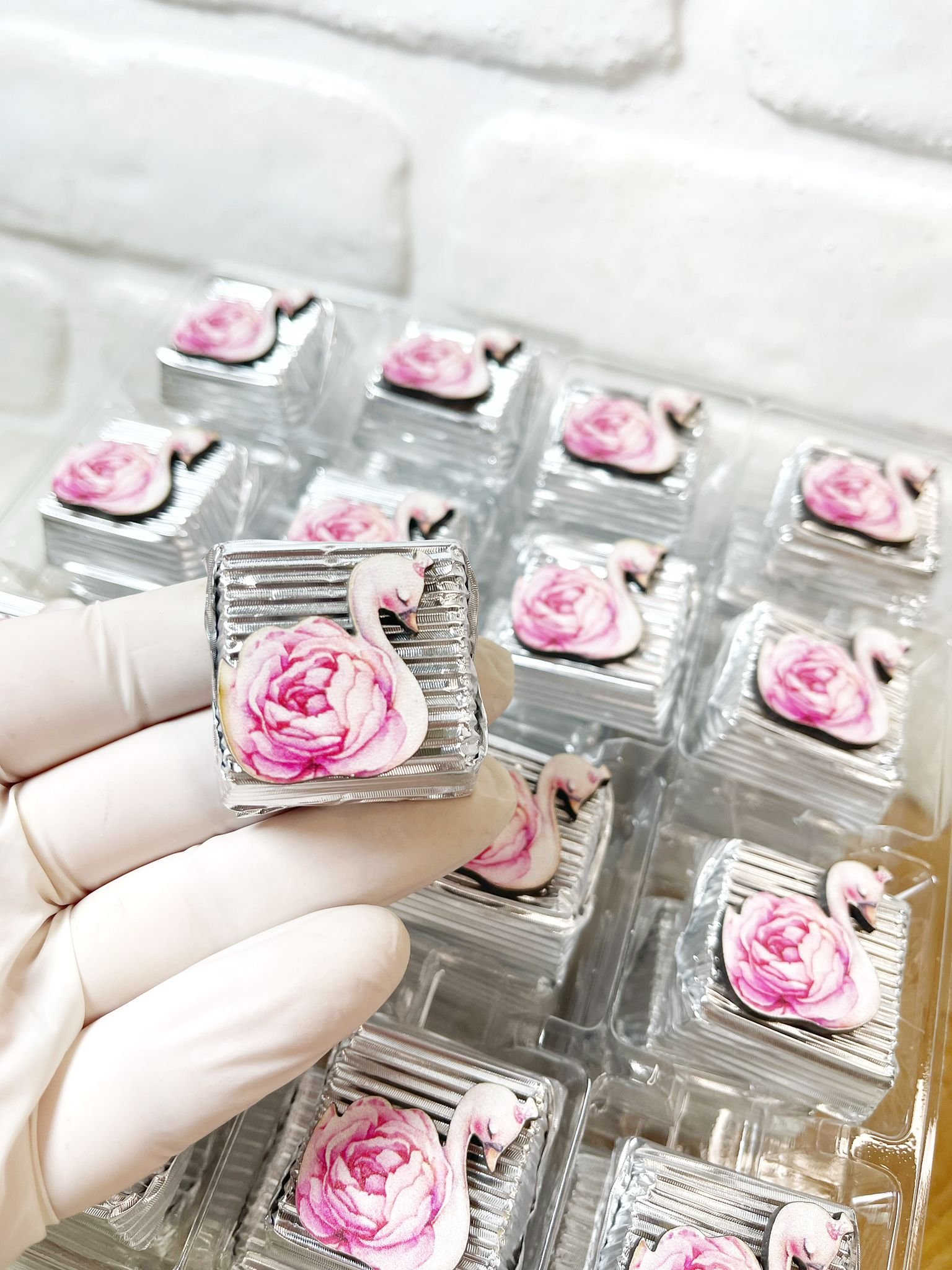 Pembe Kuğu Figürlü Ahşap Dekorlu Kız Bebek Gümüş Oluklu Kalın Madlen Çikolata - Görsel 3