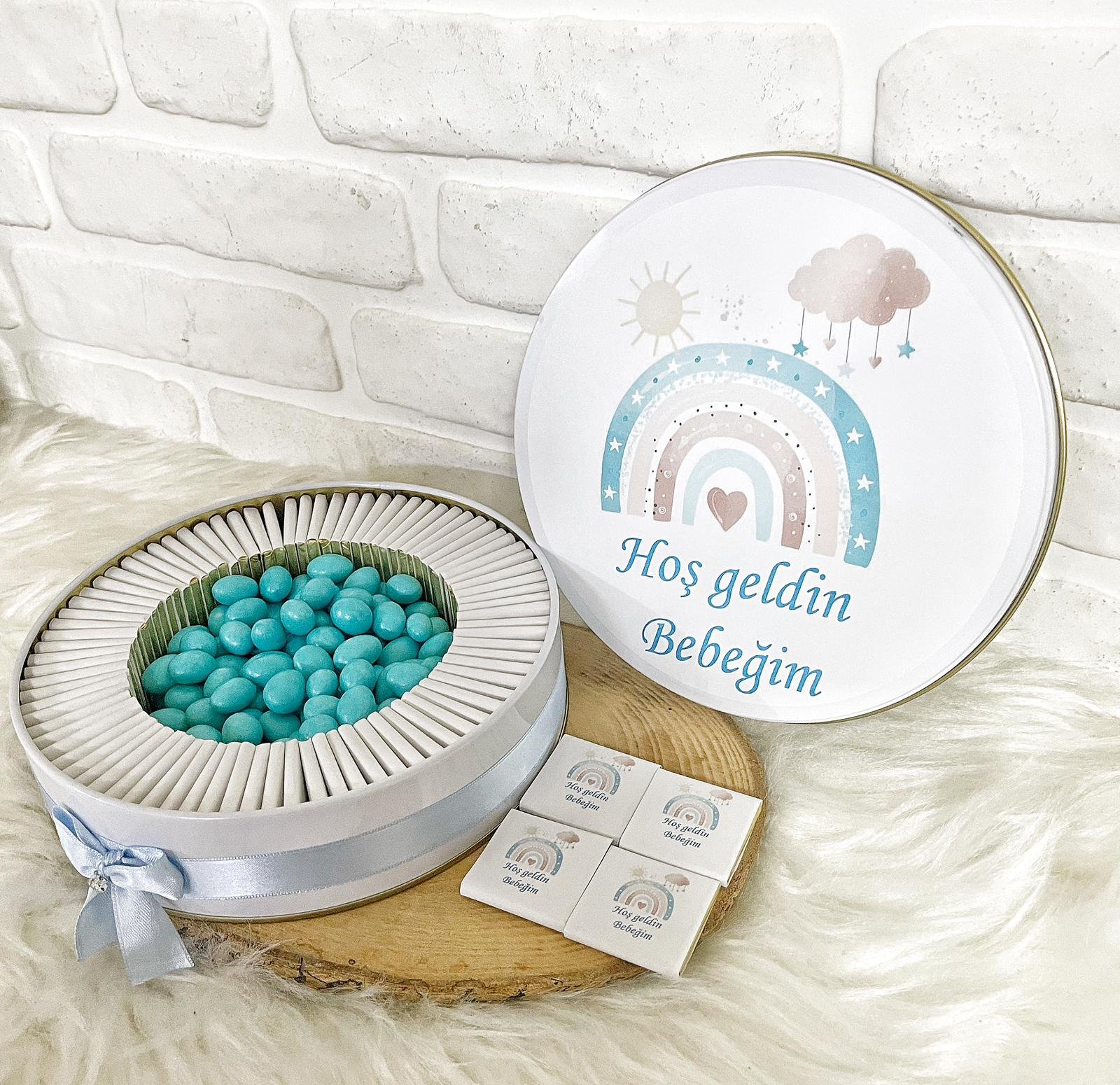 100 Adet+200 Gr Drajeli Hoşgeldin Bebeğim Erkek Bebek Mavi Gökkuşağı Temalı Kutulu Hediyelik Madlen Çikolata - Görsel 3