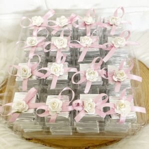 Pembe Kurdeleli Beyaz Gül Dekorlu Gümüş Oluklu Kalın Madlen Çikolata