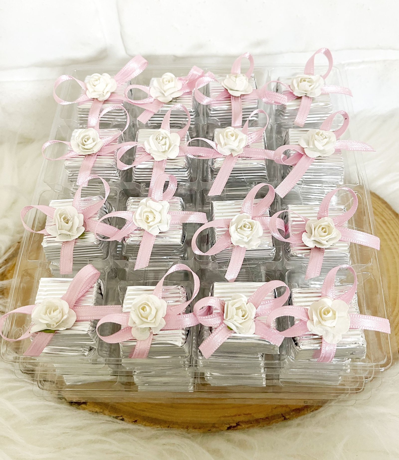 Pembe Kurdeleli Beyaz Gül Dekorlu Gümüş Oluklu Kalın Madlen Çikolata