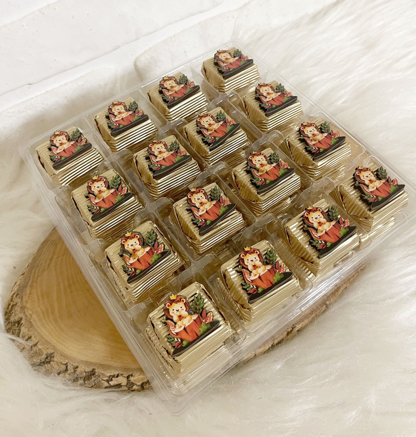 Sevimli Aslan Figürlü Ahşap Dekorlu Gold Erkek Bebek Oluklu Kalın Madlen Çikolata - Görsel 4