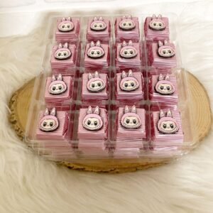 Pembe Labubu Ahşap Dekorlu Oluklu Kalın Madlen Çikolata