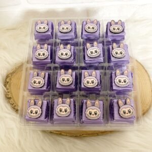 Mor Labubu Ahşap Dekorlu Oluklu Kalın Madlen Çikolata