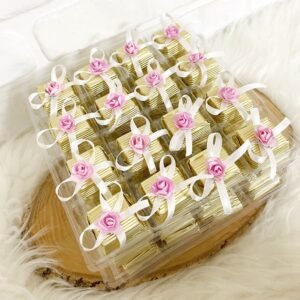 Beyaz Kurdeleli Pembe Gül Dekorlu Gold Oluklu Kalın Madlen Çikolata