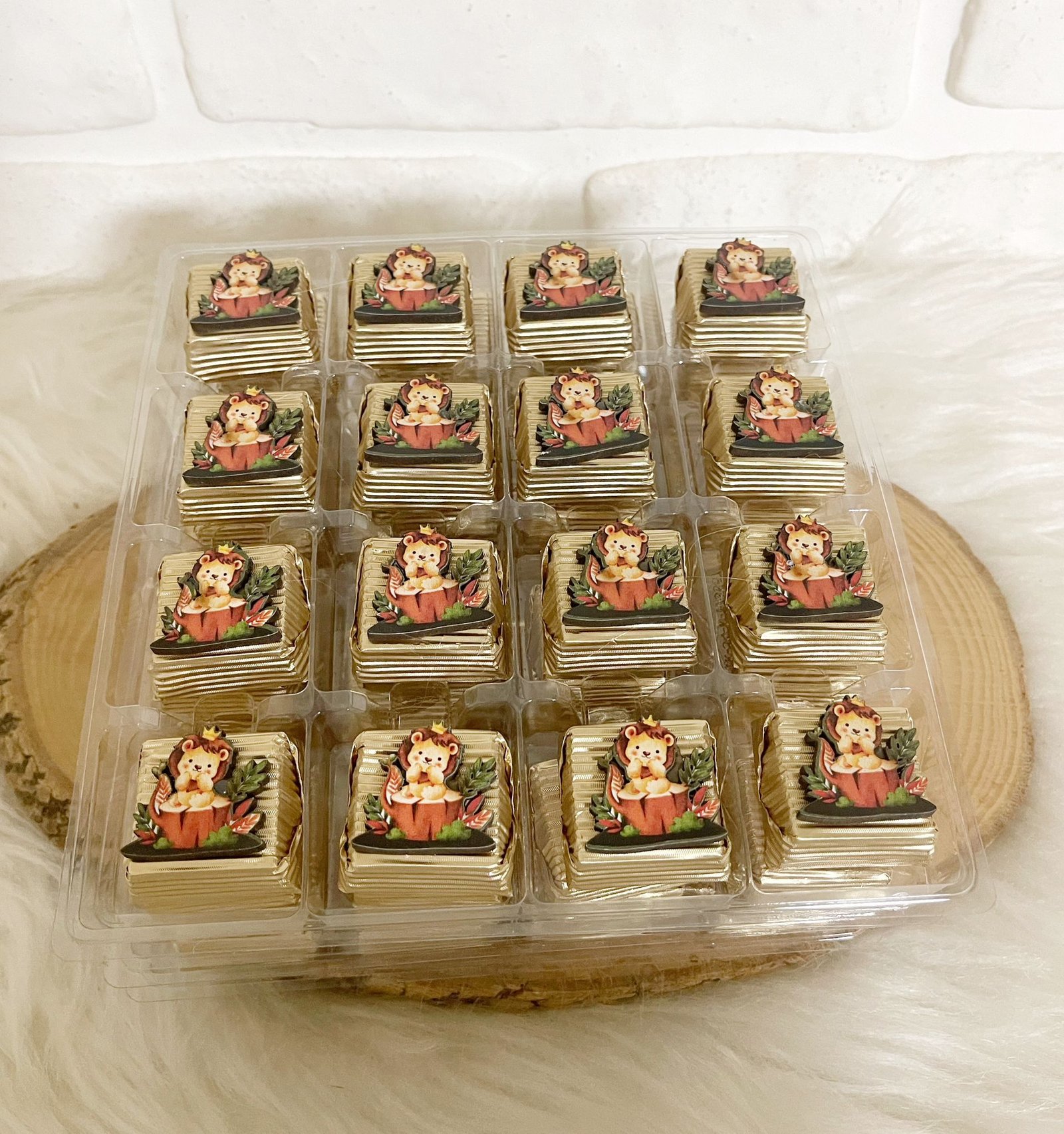 Sevimli Aslan Figürlü Ahşap Dekorlu Gold Erkek Bebek Oluklu Kalın Madlen Çikolata