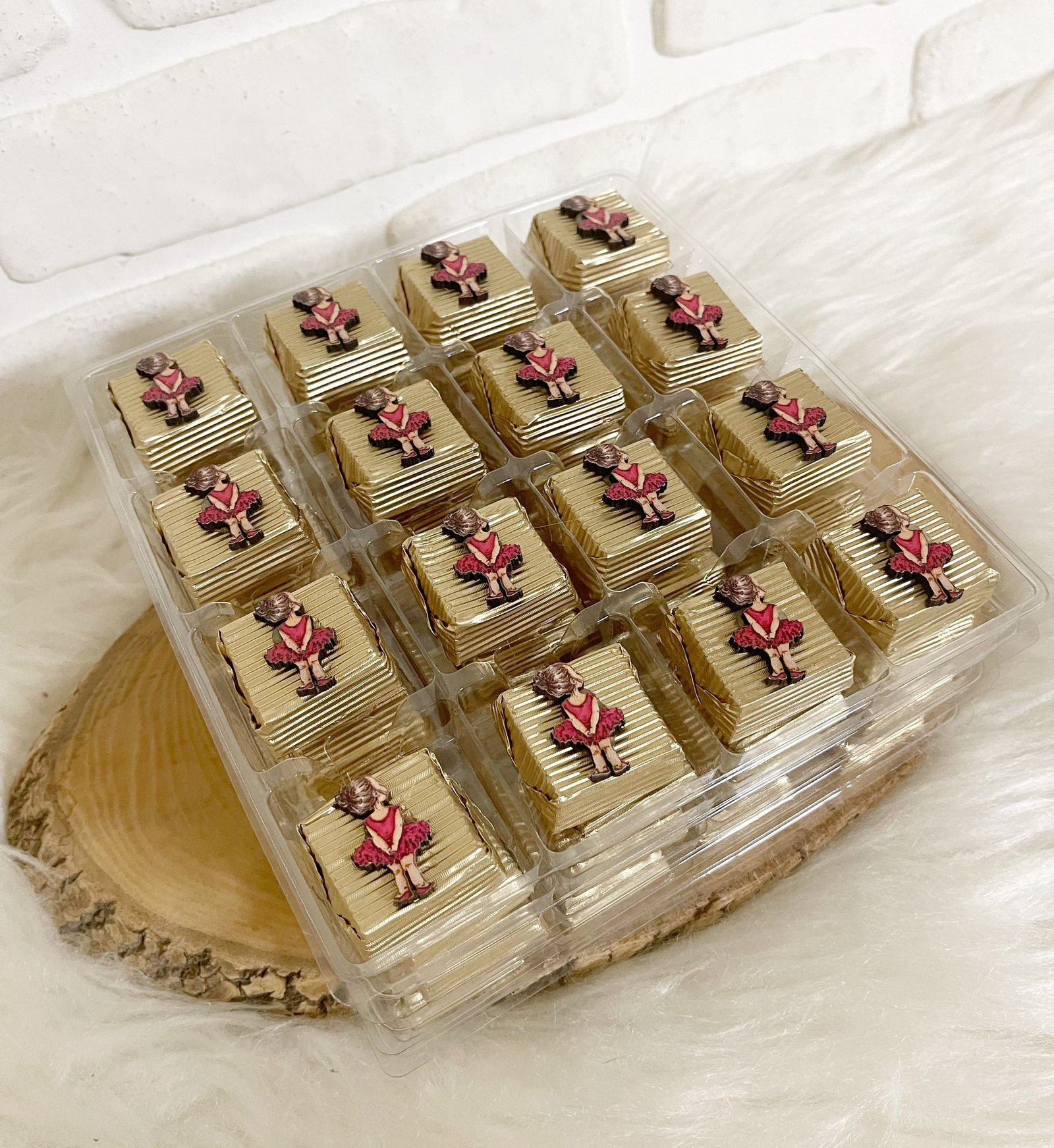 Kız Çocuk Figürlü Ahşap Dekorlu Gold Kız Bebek Oluklu Kalın Madlen Çikolata - Görsel 3