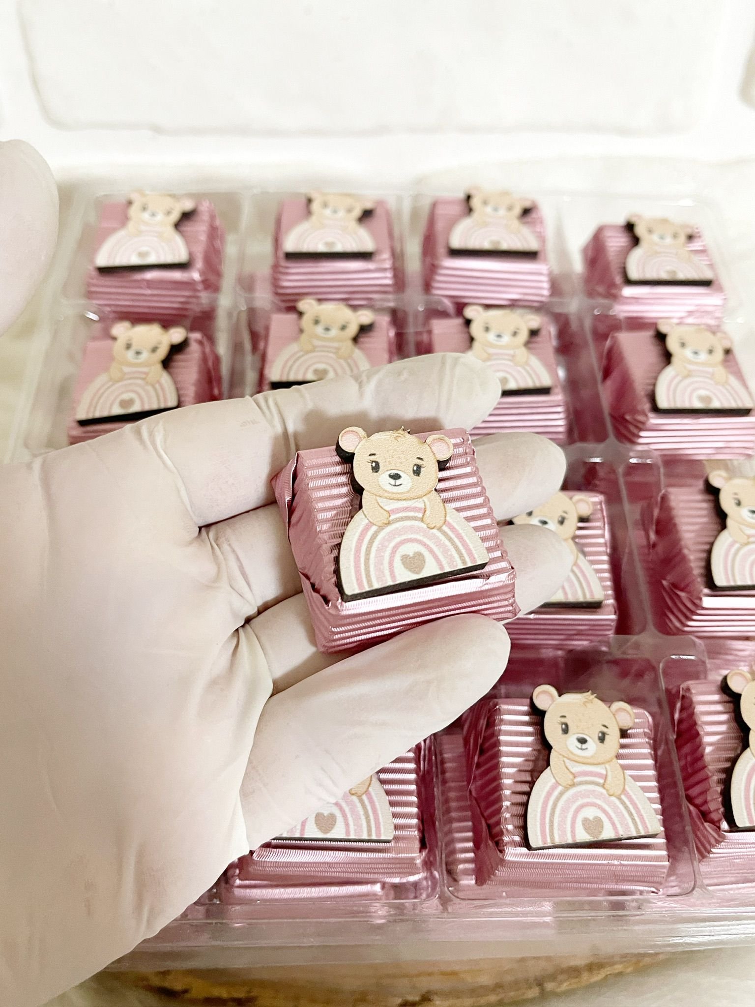 Gökkuşağında Ayıcık Figürlü Ahşap Dekorlu Kız Bebek Pembe Oluklu Kalın Madlen Çikolata - Görsel 4