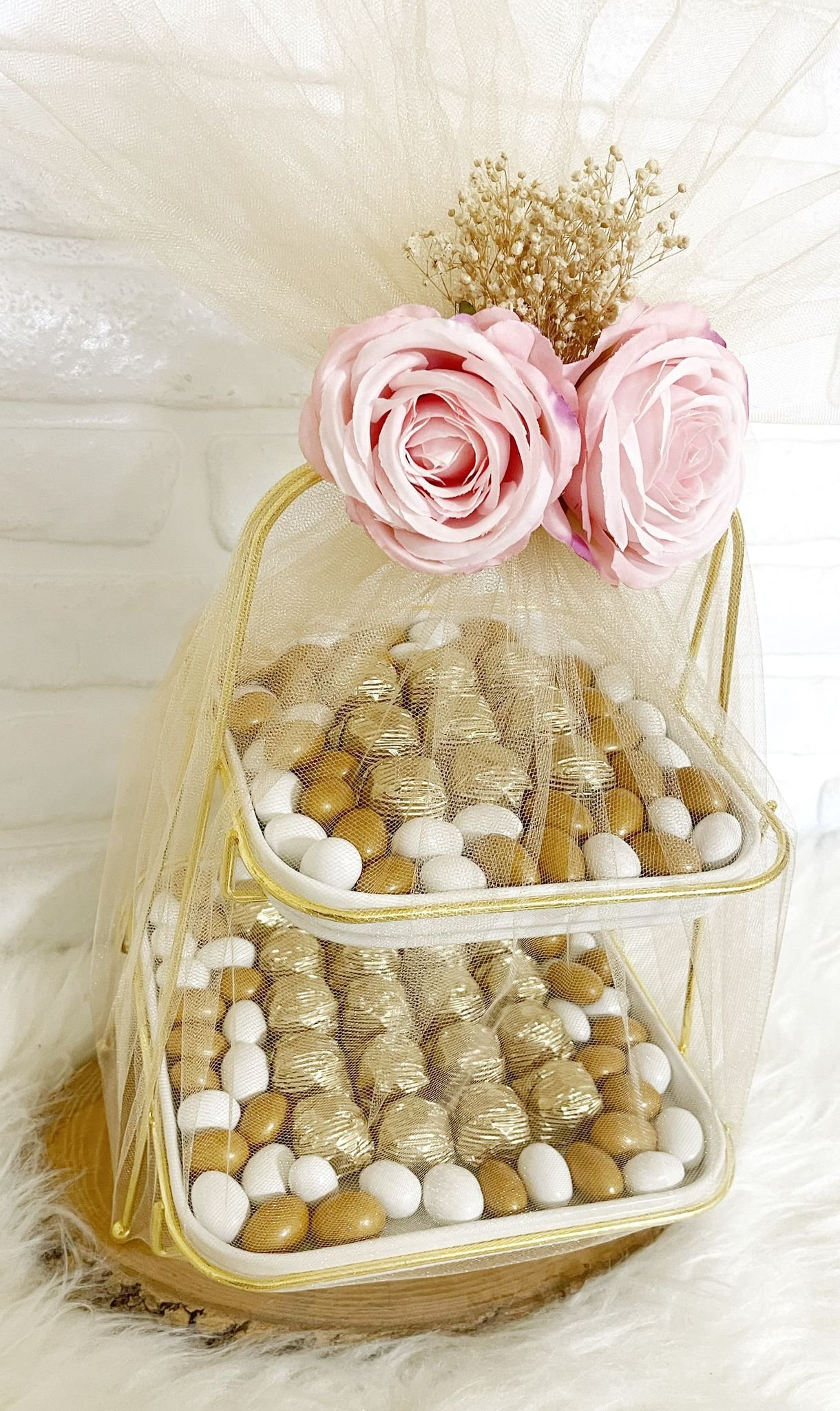 Tüllü Süslenmiş Pembe Güllü 2 Katlı Sunumlukta Nişan-Kız İsteme-Söz Çikolatası