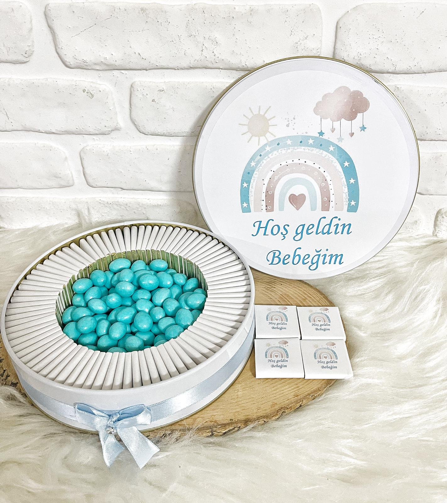 100 Adet+200 Gr Drajeli Hoşgeldin Bebeğim Erkek Bebek Mavi Gökkuşağı Temalı Kutulu Hediyelik Madlen Çikolata