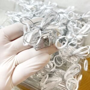 Beyaz Yüzük Dekorlu Kurdeleli Gümüş Papatya Oluklu Çikolata