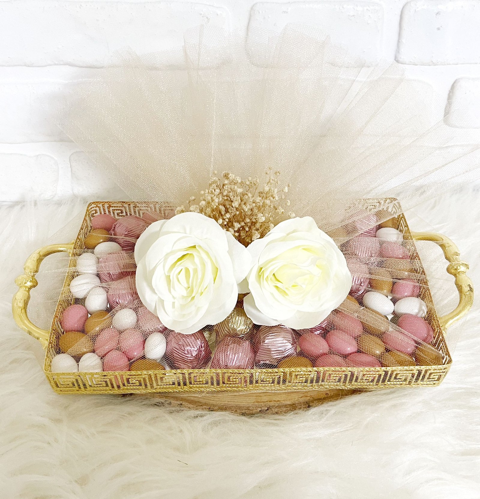 Tüllü Süslenmiş Beyaz Güllü Aynalı Tepside Nişan-Kız İsteme-Söz Çikolatası