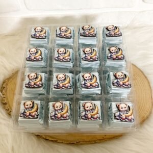 Ayda Ayıcık Figürlü Ahşap Dekorlu Erkek Bebek Mavi Oluklu Kalın Madlen Çikolata