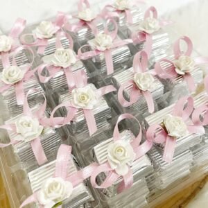 Pembe Kurdeleli Beyaz Gül Dekorlu Gümüş Oluklu Kalın Madlen Çikolata