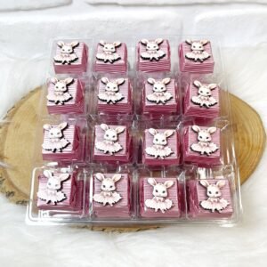 Pembe Tütülü Tavşan Figürlü Ahşap Dekorlu Kız Bebek Pembe Oluklu Kalın Madlen Çikolata