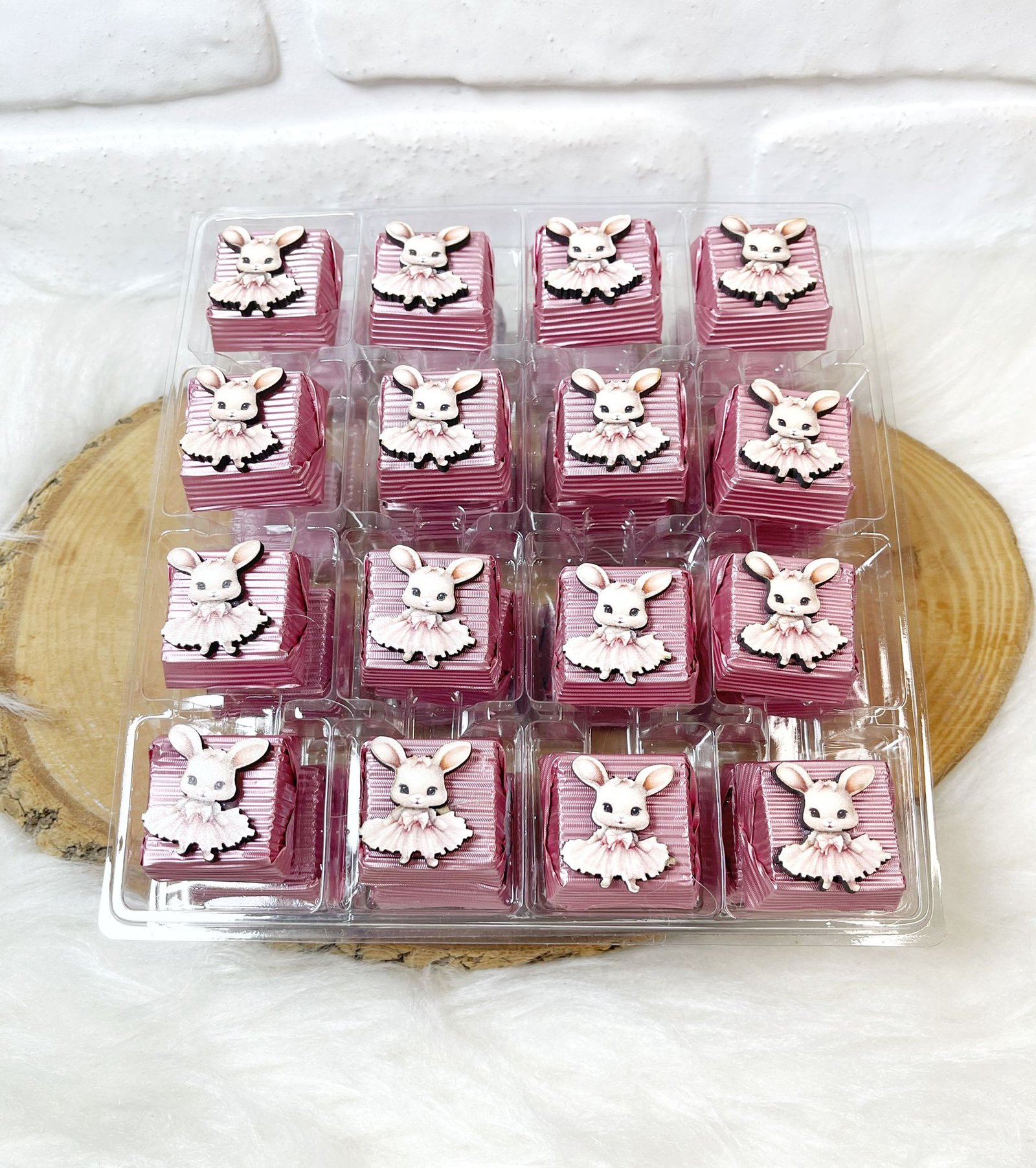 Pembe Tütülü Tavşan Figürlü Ahşap Dekorlu Kız Bebek Pembe Oluklu Kalın Madlen Çikolata