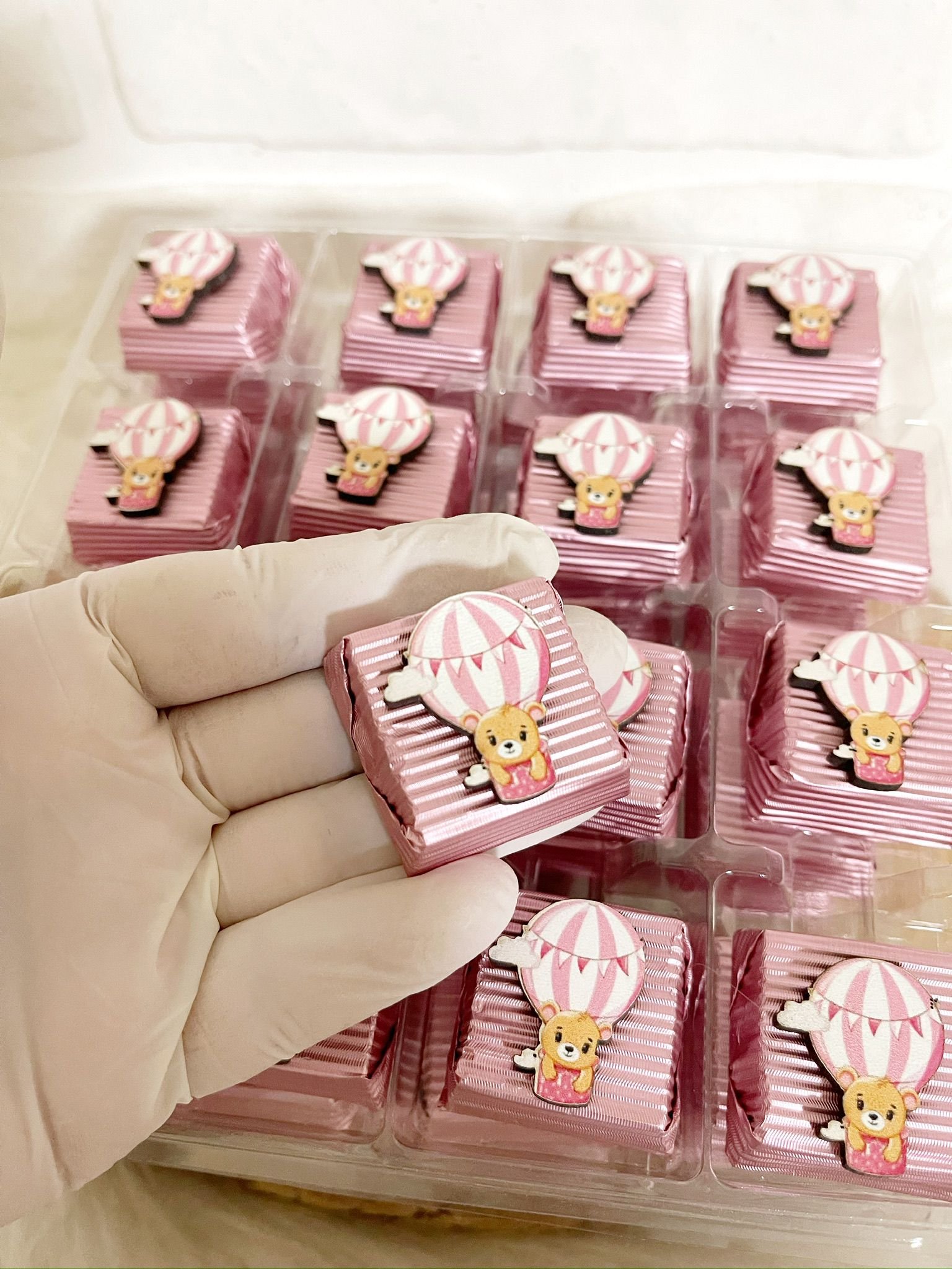 Uçan Balonlu Ayıcık Figürlü Ahşap Dekorlu Kız Bebek Pembe Oluklu Kalın Madlen Çikolata - Görsel 4