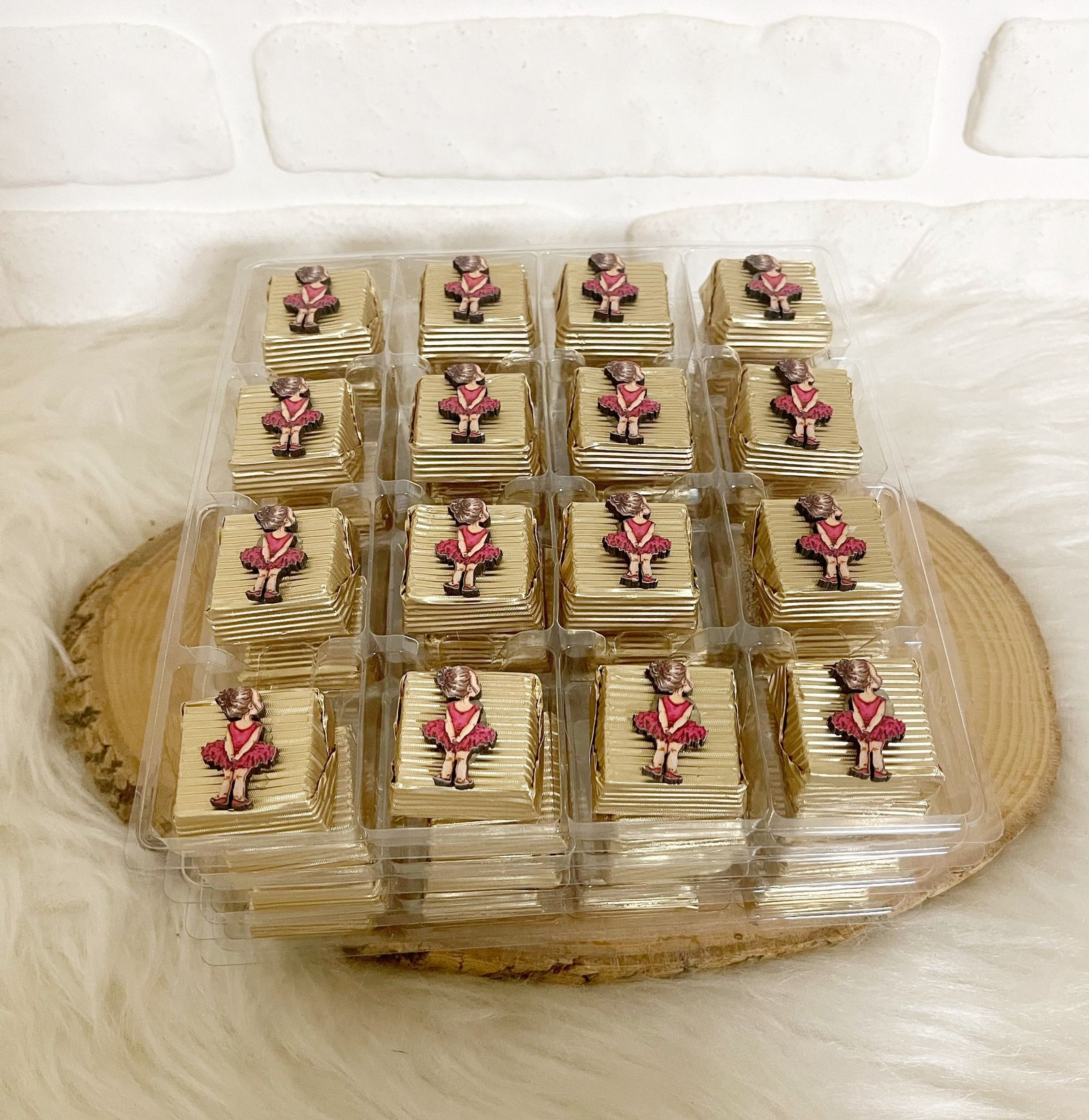 Kız Çocuk Figürlü Ahşap Dekorlu Gold Kız Bebek Oluklu Kalın Madlen Çikolata