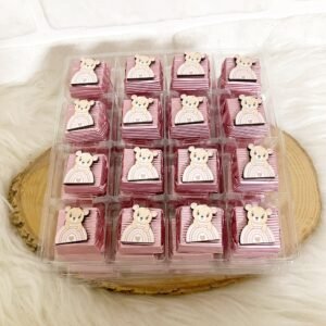 Gökkuşağında Ayıcık Figürlü Ahşap Dekorlu Kız Bebek Pembe Oluklu Kalın Madlen Çikolata