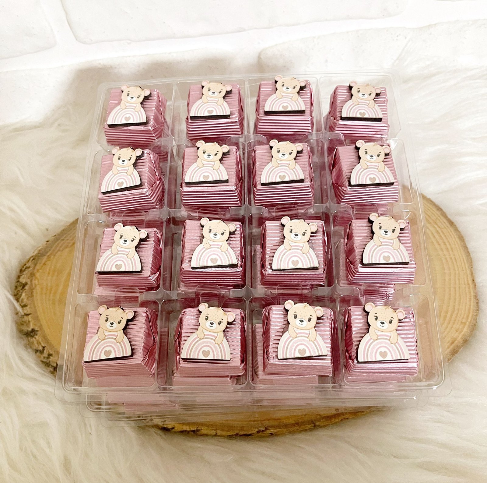 Gökkuşağında Ayıcık Figürlü Ahşap Dekorlu Kız Bebek Pembe Oluklu Kalın Madlen Çikolata