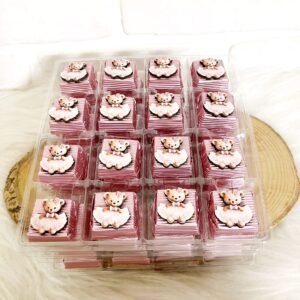 Pembe Tütülü Ayıcık Figürlü Ahşap Dekorlu Kız Bebek Pembe Oluklu Kalın Madlen Çikolata