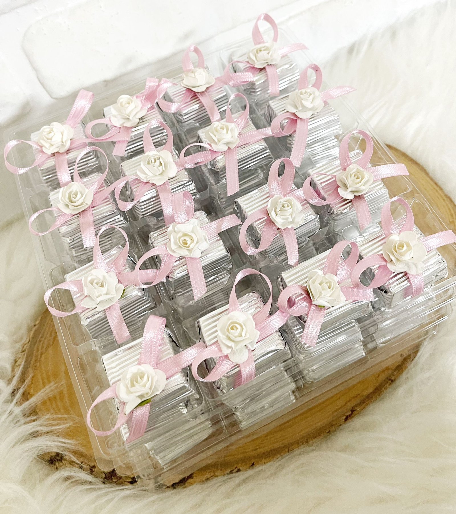 Pembe Kurdeleli Beyaz Gül Dekorlu Gümüş Oluklu Kalın Madlen Çikolata - Görsel 5