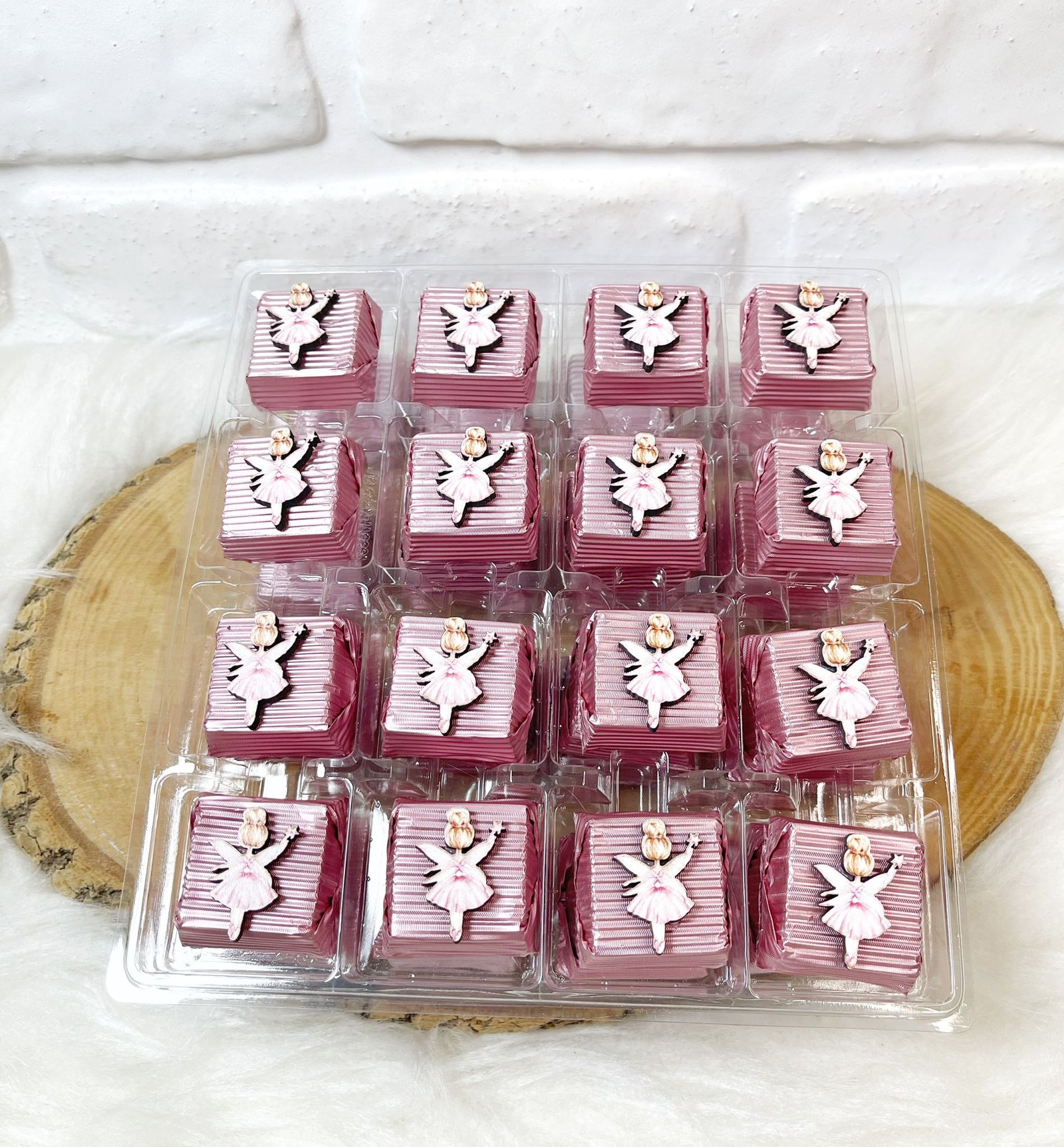 Pembe Peri Kızı Figürlü Ahşap Dekorlu Kız Bebek Pembe Oluklu Kalın Madlen Çikolata