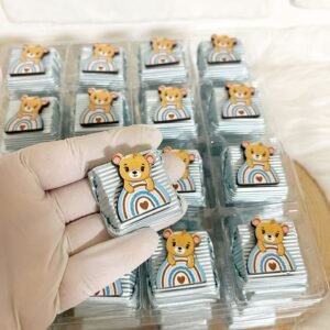 Gökkuşağında Ayıcık Figürlü Ahşap Dekorlu Erkek Bebek Mavi Oluklu Kalın Madlen Çikolata