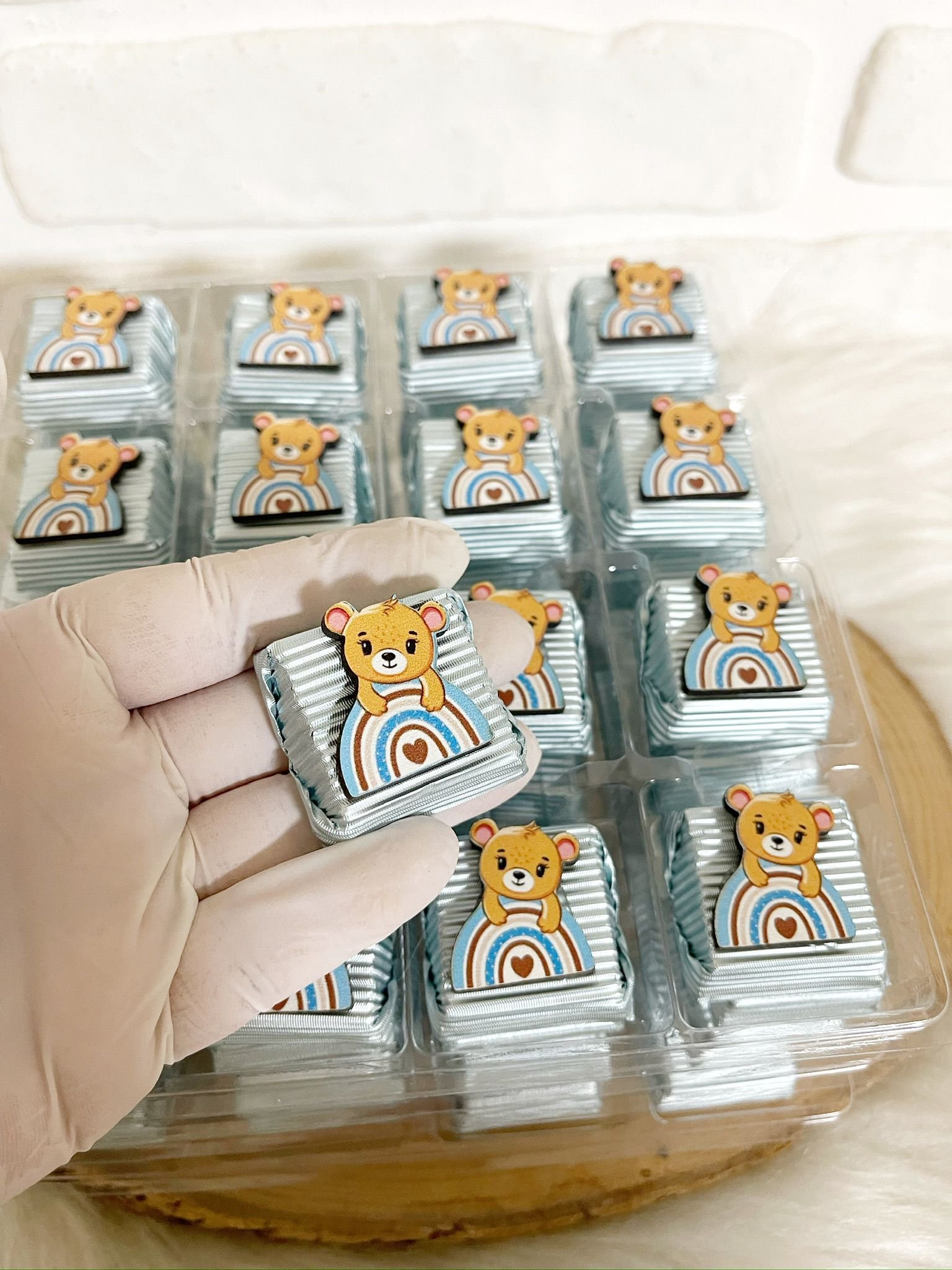 Gökkuşağında Ayıcık Figürlü Ahşap Dekorlu Erkek Bebek Mavi Oluklu Kalın Madlen Çikolata - Görsel 2