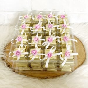 Beyaz Kurdeleli Pembe Gül Dekorlu Gold Oluklu Kalın Madlen Çikolata