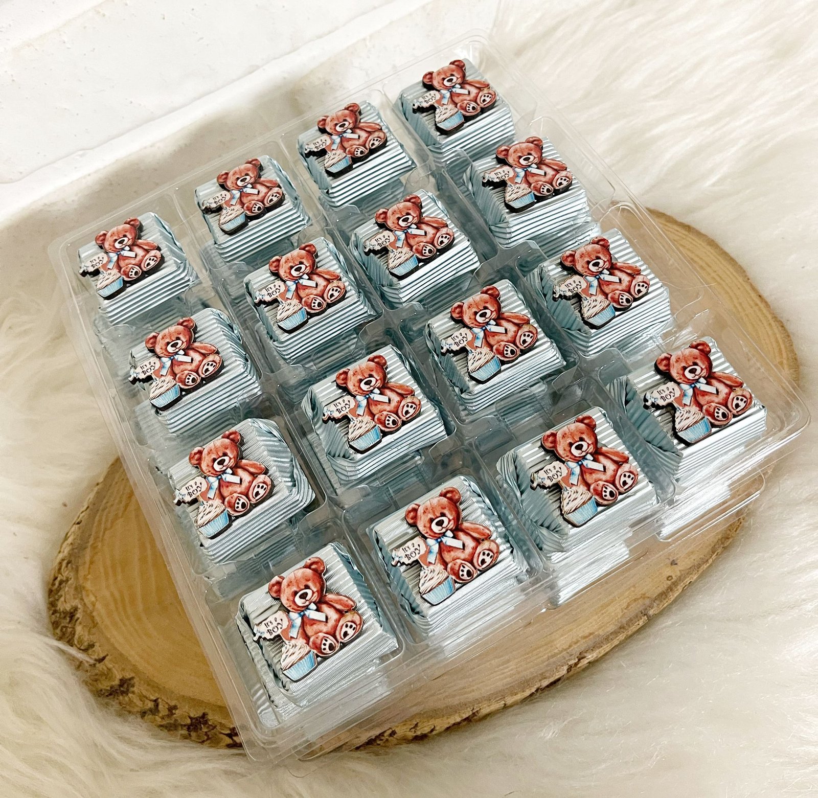 Sevimli Ayıcık Figürlü Ahşap Dekorlu Erkek Bebek Mavi Oluklu Kalın Madlen Çikolata - Görsel 4