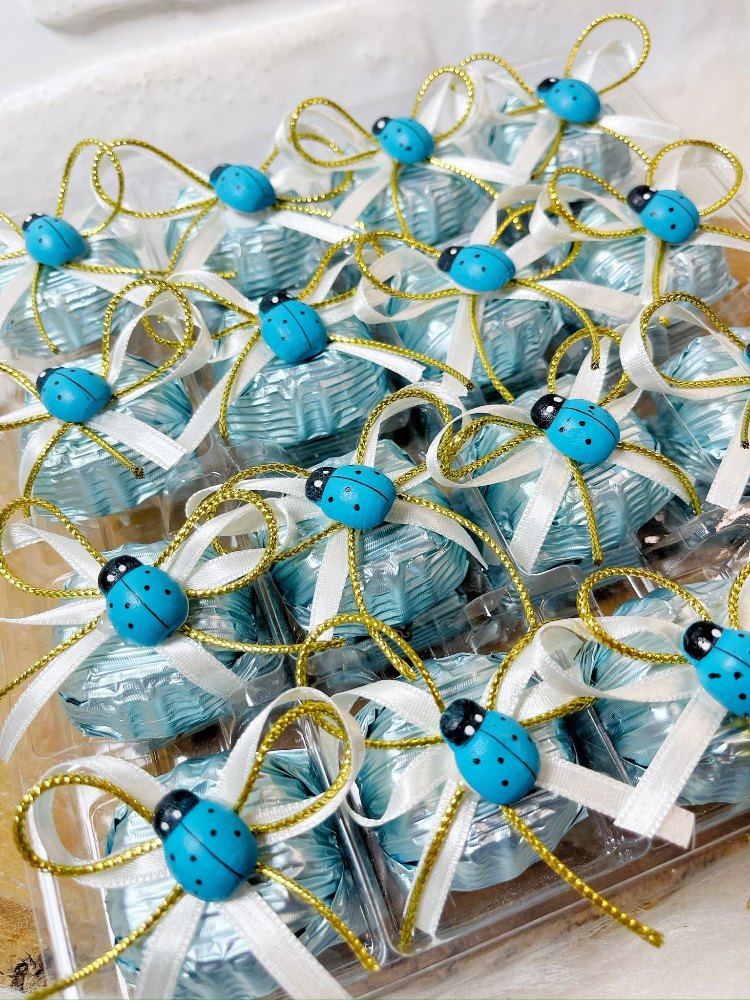 Mavi Uğur Böcekli Çift Kurdeleli Papatya Model Çikolata (Mavi) - Görsel 3