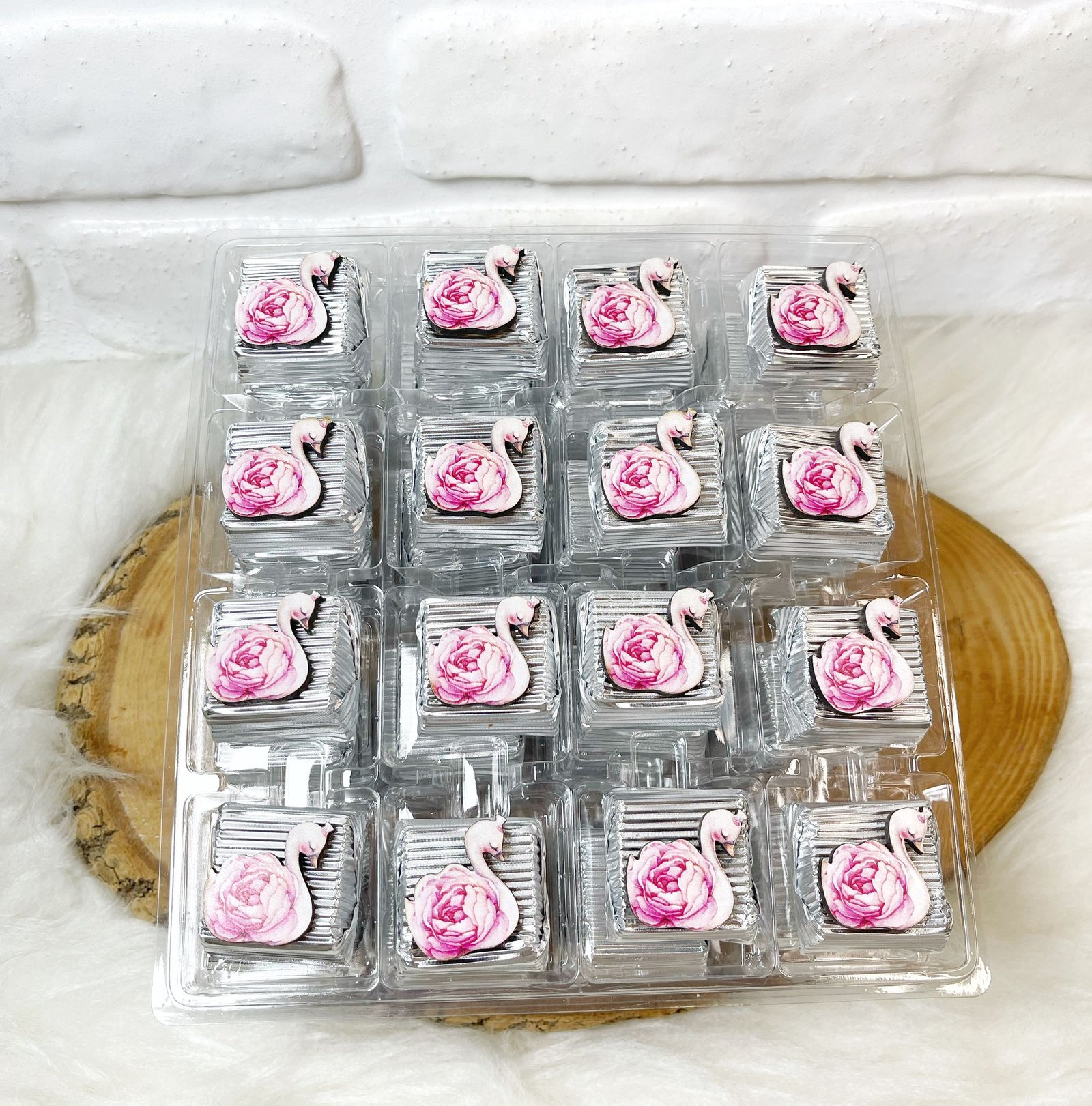 Pembe Kuğu Figürlü Ahşap Dekorlu Kız Bebek Gümüş Oluklu Kalın Madlen Çikolata