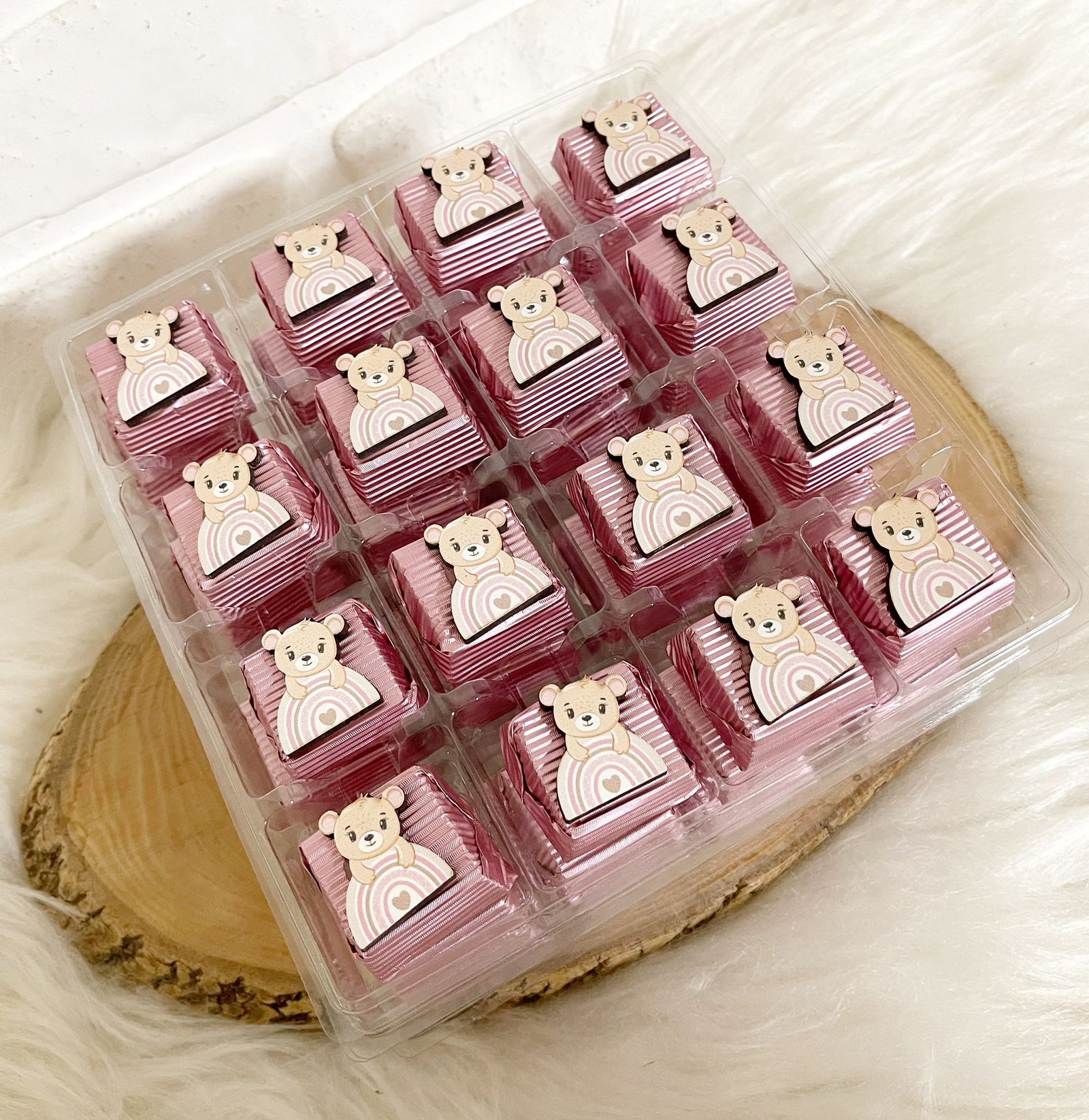 Gökkuşağında Ayıcık Figürlü Ahşap Dekorlu Kız Bebek Pembe Oluklu Kalın Madlen Çikolata - Görsel 3