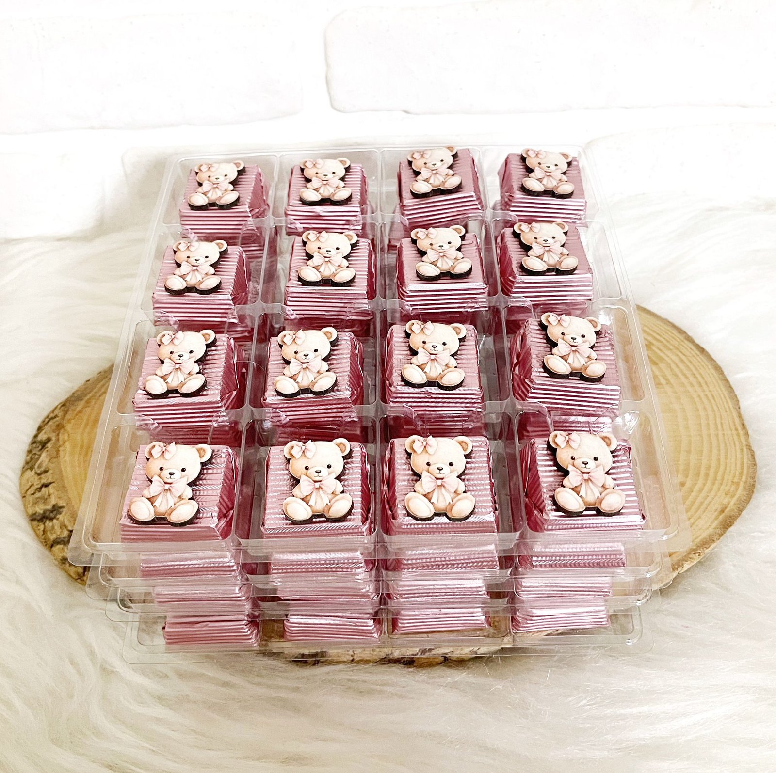 Pembe Sevimli Ayıcık Figürlü Ahşap Dekorlu Kız Bebek Pembe Oluklu Kalın Madlen Çikolata