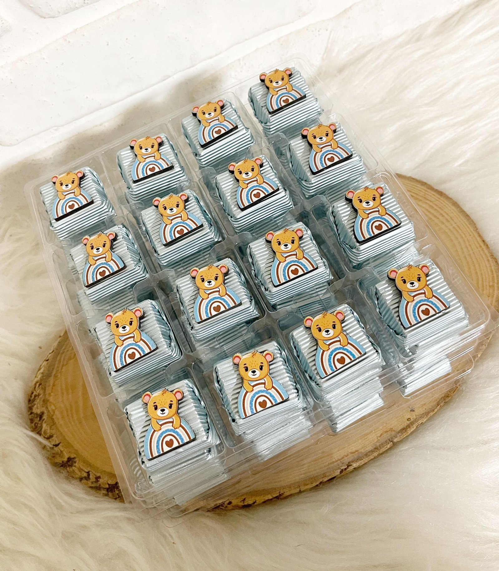 Gökkuşağında Ayıcık Figürlü Ahşap Dekorlu Erkek Bebek Mavi Oluklu Kalın Madlen Çikolata - Görsel 4