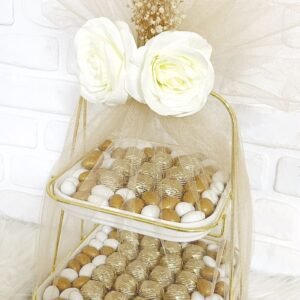 Tüllü Süslenmiş Krem Rengi Güllü 2 Katlı Sunumlukta Nişan-Kız İsteme-Söz Çikolatası