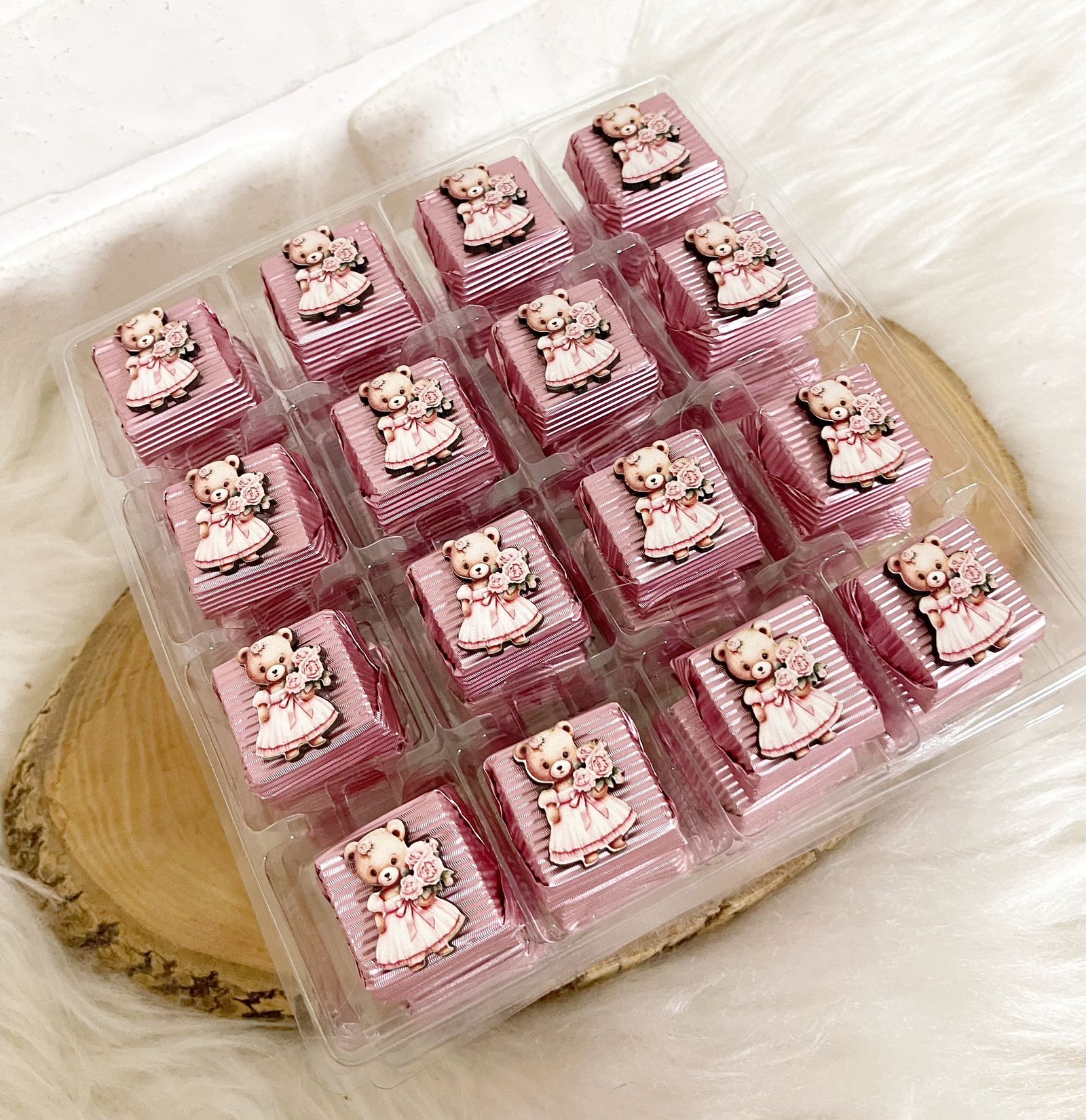 Pembe Ayıcık Figürlü Ahşap Dekorlu Kız Bebek Pembe Oluklu Kalın Madlen Çikolata - Görsel 3