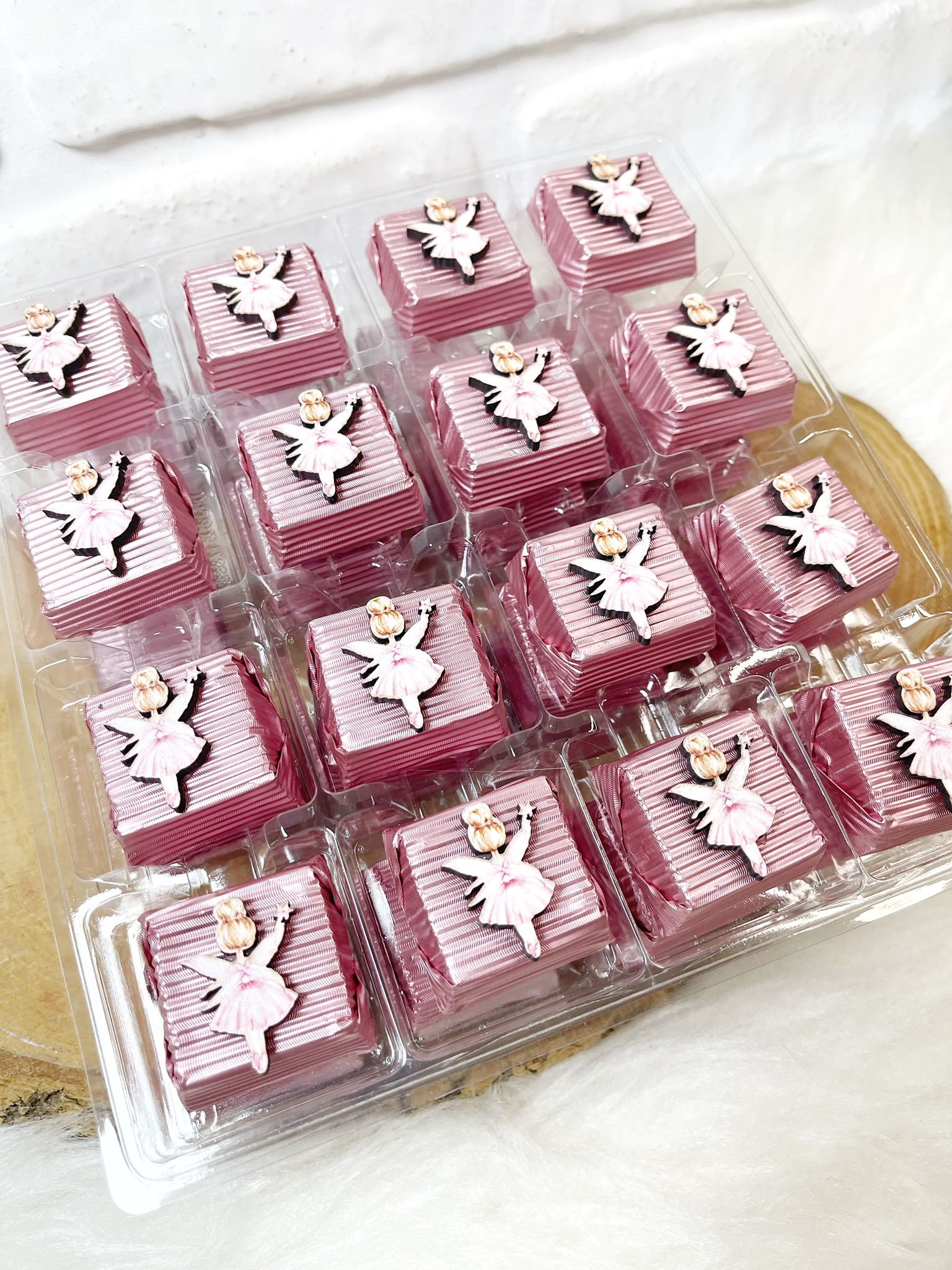 Pembe Peri Kızı Figürlü Ahşap Dekorlu Kız Bebek Pembe Oluklu Kalın Madlen Çikolata - Görsel 4