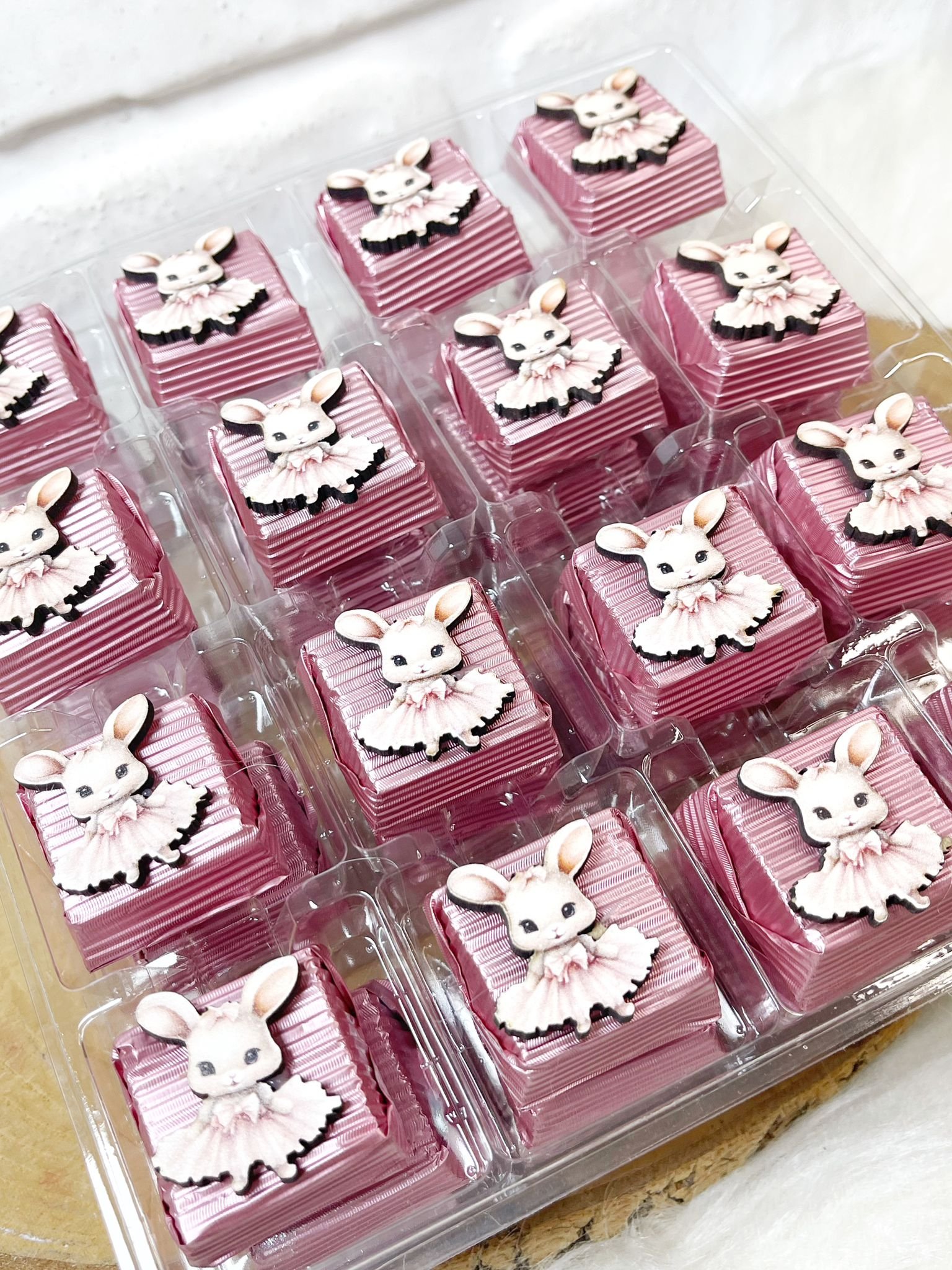 Pembe Tütülü Tavşan Figürlü Ahşap Dekorlu Kız Bebek Pembe Oluklu Kalın Madlen Çikolata - Görsel 3