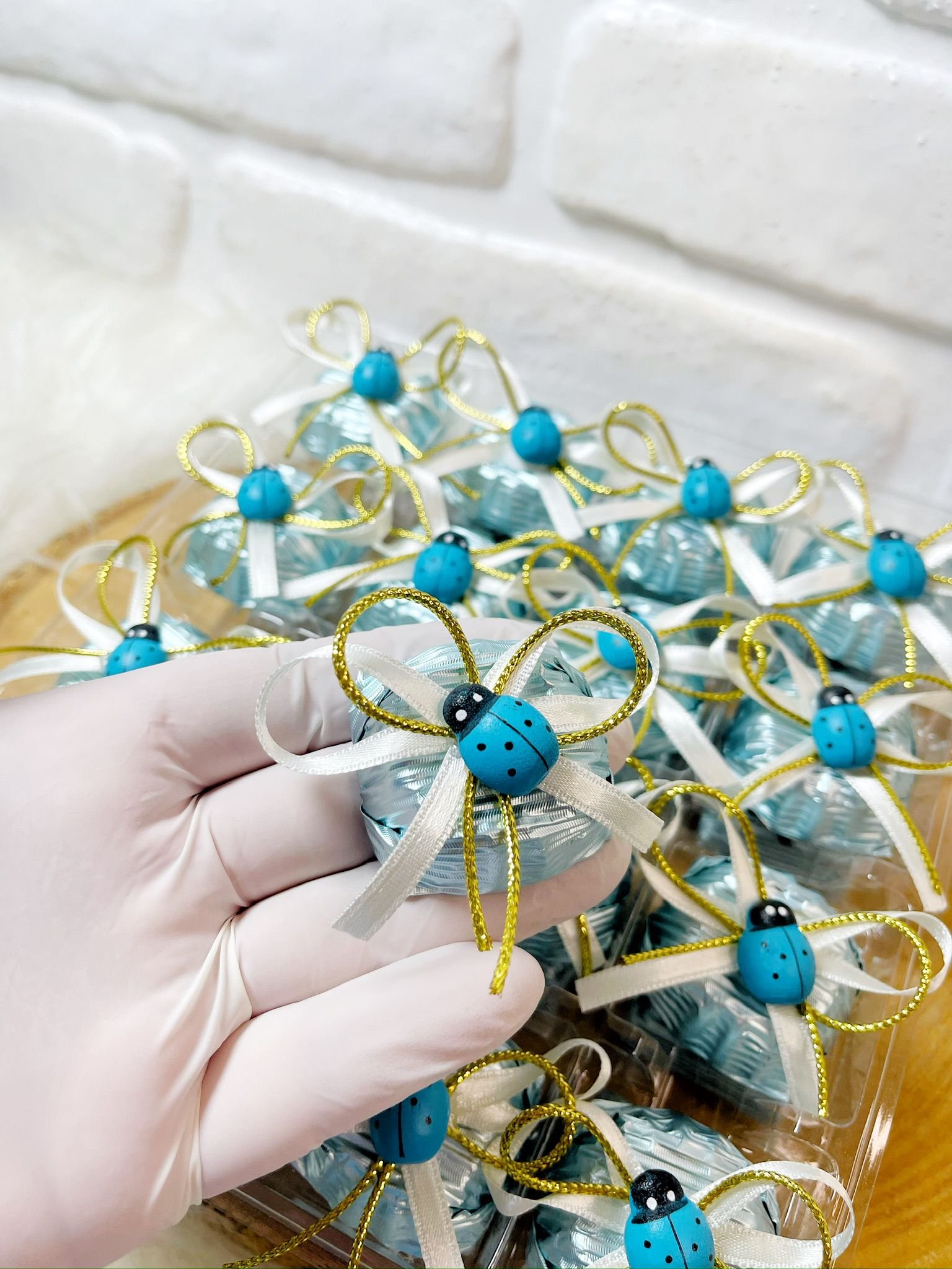 Mavi Uğur Böcekli Çift Kurdeleli Papatya Model Çikolata (Mavi) - Görsel 2