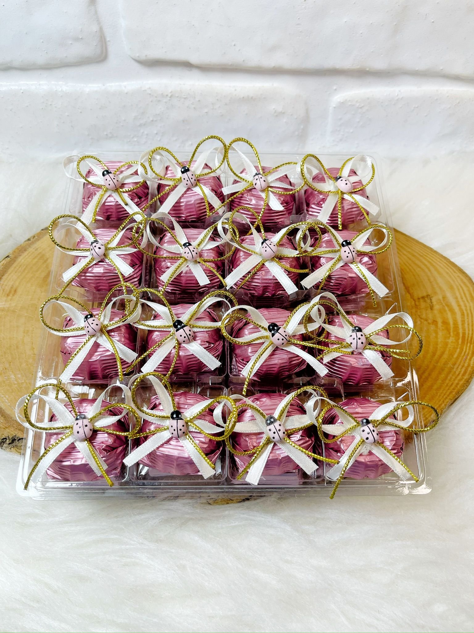 Pembe Uğur Böcekli Çift Kurdeleli Papatya Model Çikolata (Pembe)