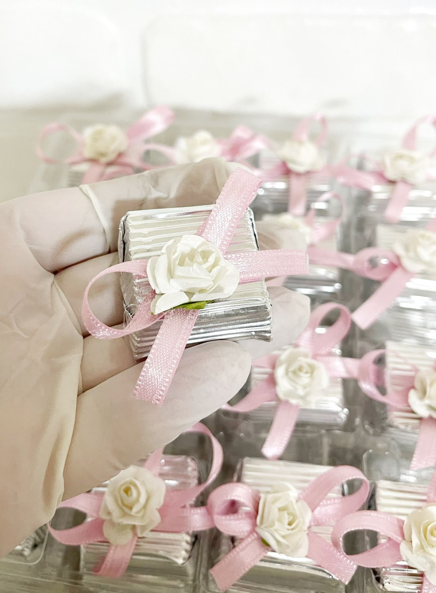 Pembe Kurdeleli Beyaz Gül Dekorlu Gümüş Oluklu Kalın Madlen Çikolata - Görsel 4