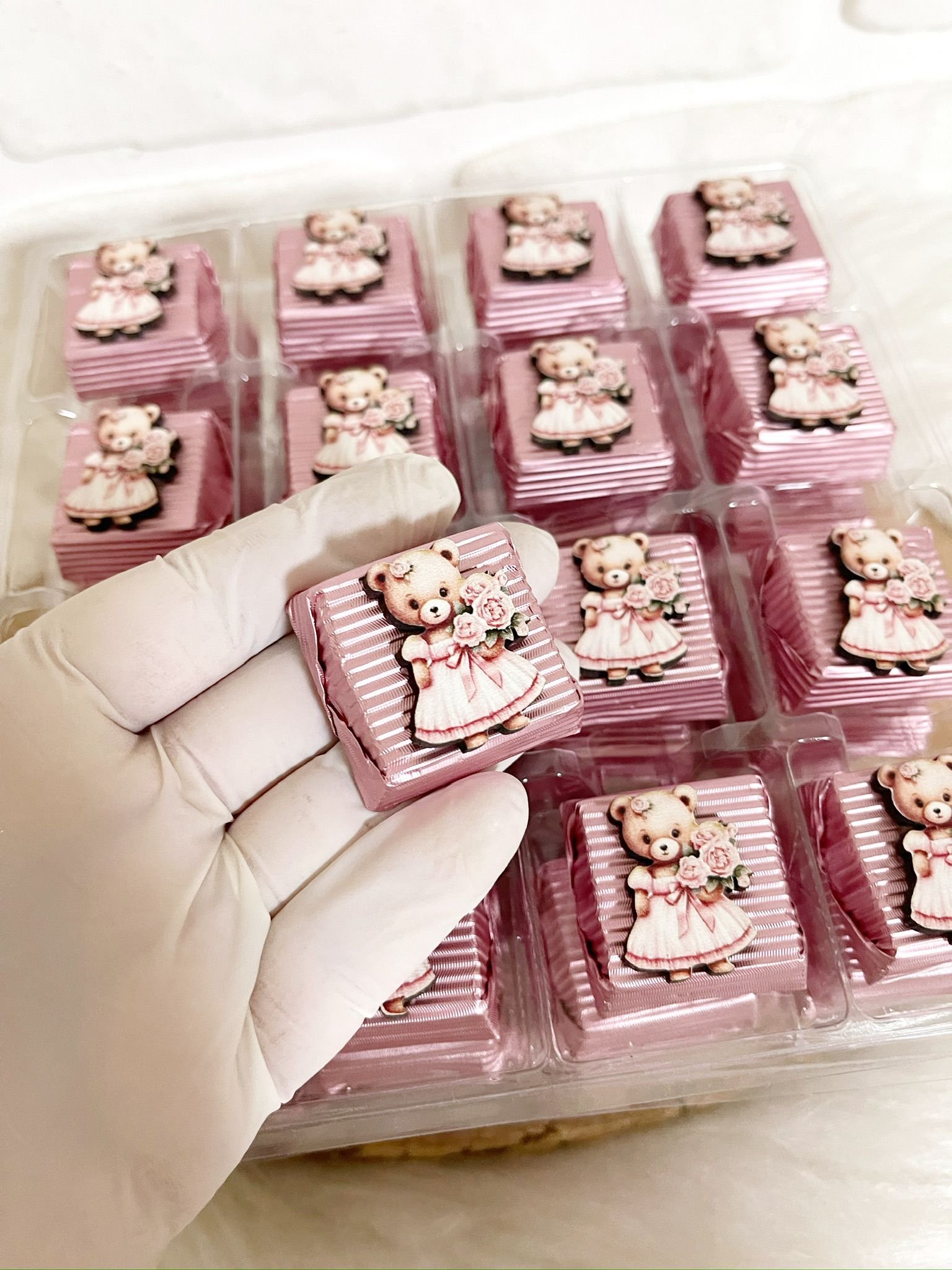 Pembe Ayıcık Figürlü Ahşap Dekorlu Kız Bebek Pembe Oluklu Kalın Madlen Çikolata - Görsel 4