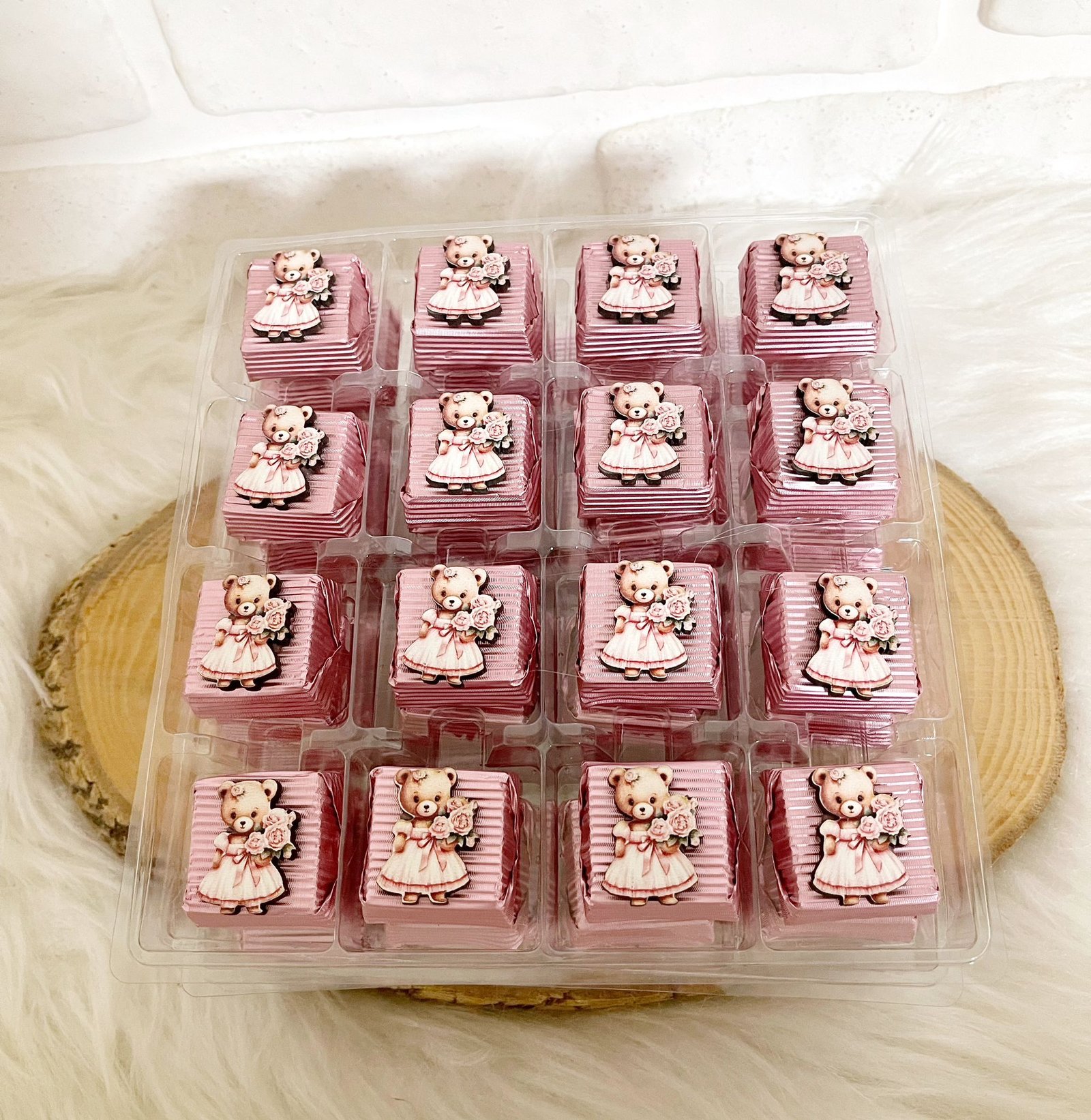 Pembe Ayıcık Figürlü Ahşap Dekorlu Kız Bebek Pembe Oluklu Kalın Madlen Çikolata